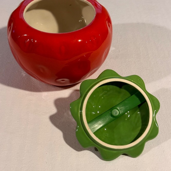 VINTAGE RED STRAWBERRY CERAMIC COOKIE JAR + GREEN LEAF STEMMED LID - Picture 2 of 4